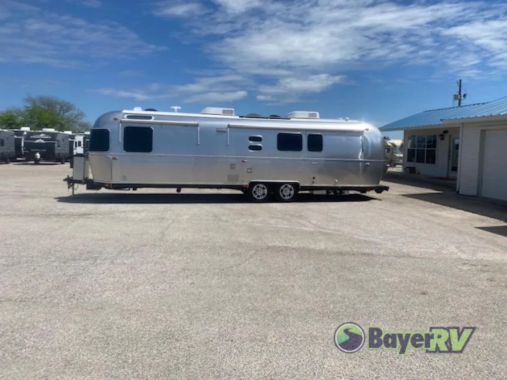 2023 Airstream Classic 33FB - Photo 4