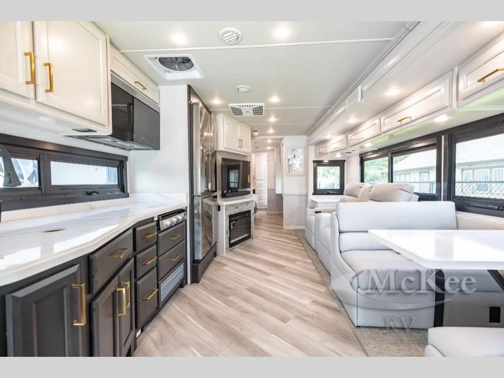 2027 Fleetwood Bounder 35K - Photo 3