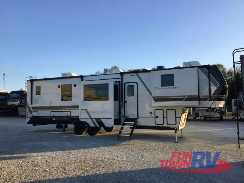 2026 Keystone Montana 3795FK - Photo 2