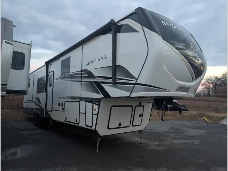 2025 Keystone Montana 3901RK - Photo 2
