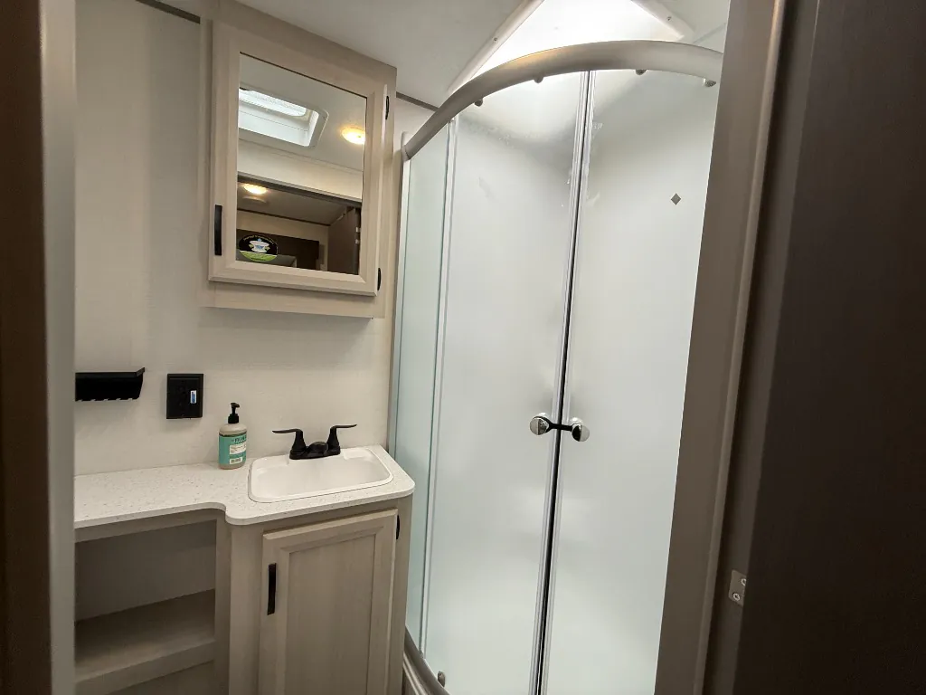 2027 Coachmen Catalina Legacy Edition 343BHTS (2 Queen Beds), Photos photo 44