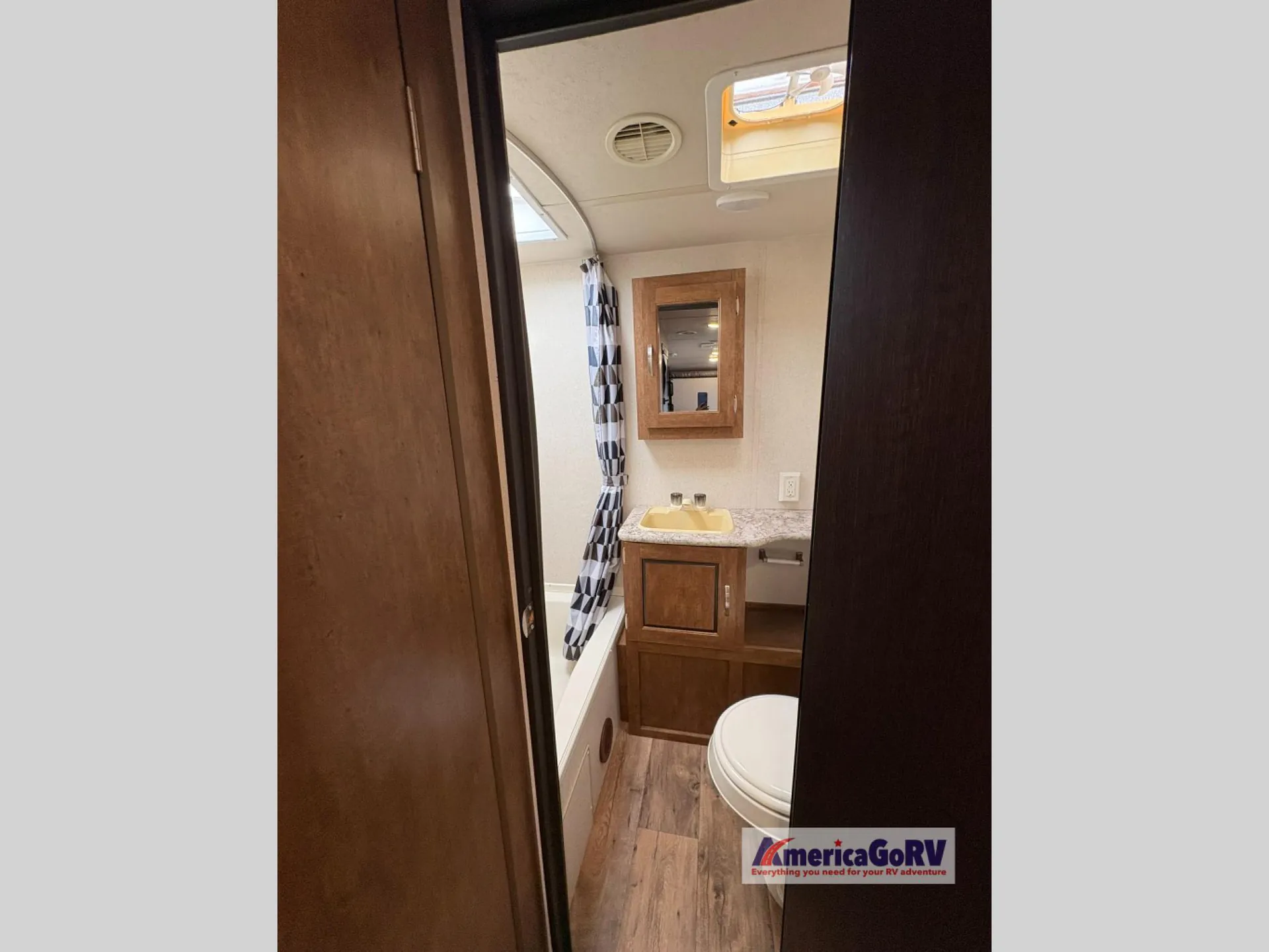 2018 Forest River Wildwood X-Lite 230BHXL — Photo 6