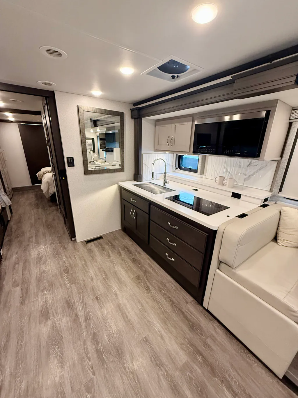 2024 Thor Motor Coach Riviera 39BH, Photos photo 8