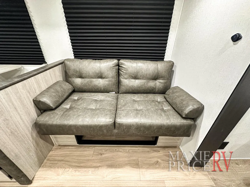 2027 East to West Della Terra 280BH, Photos photo 10