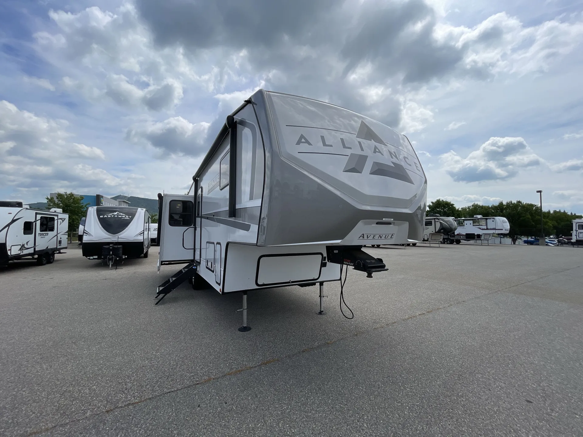 2024 Alliance RV Avenue 29RL - Photo 2