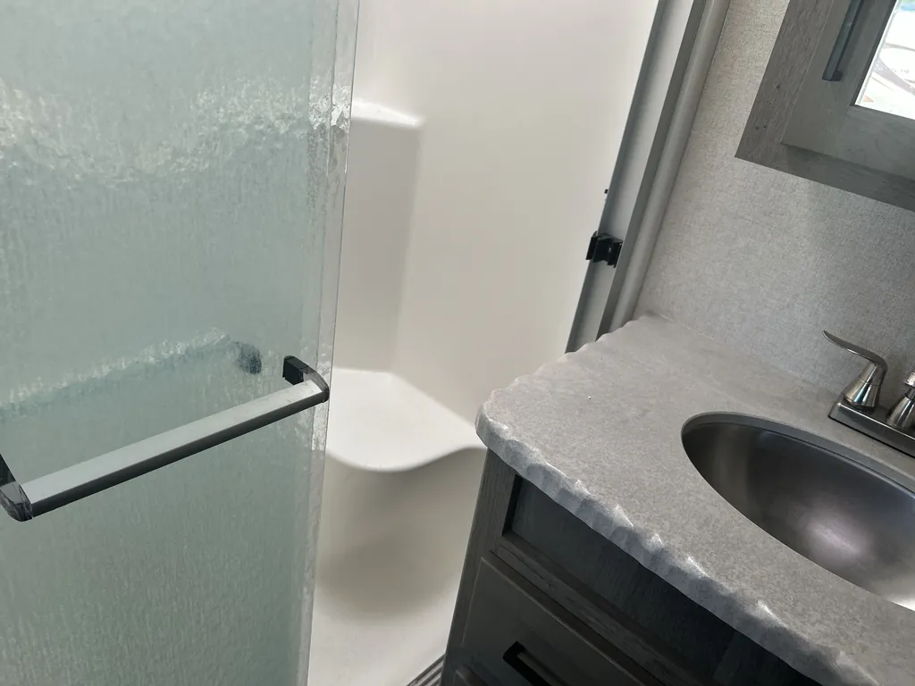 2020 Keystone Raptor 423, Photos photo 17