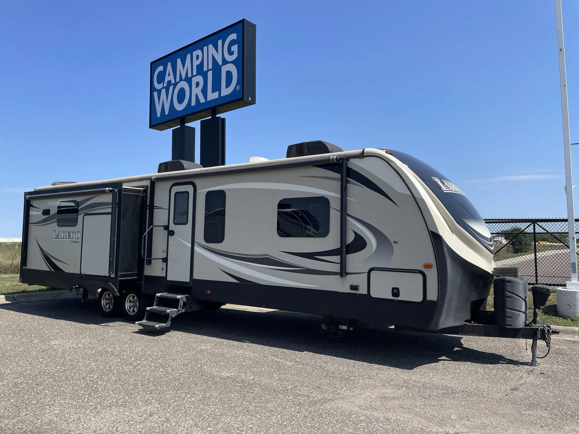 2019 Keystone Laredo 335MK - Photo 2