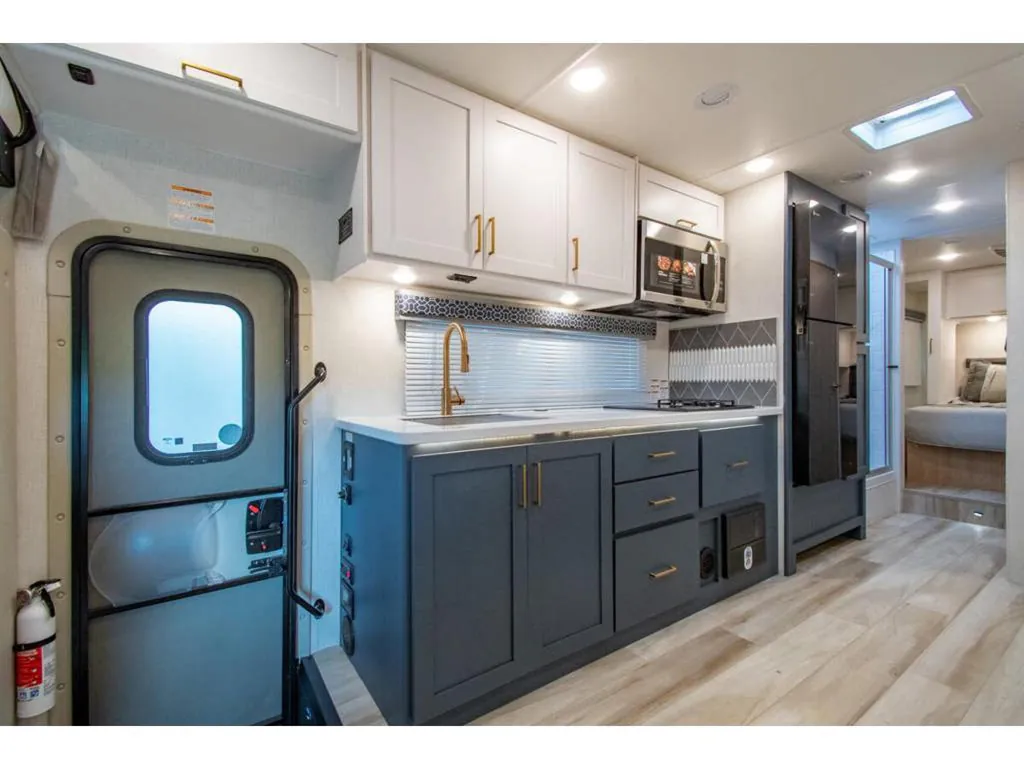 2027 Thor Motor Coach Quantum HS31, Photos photo 14