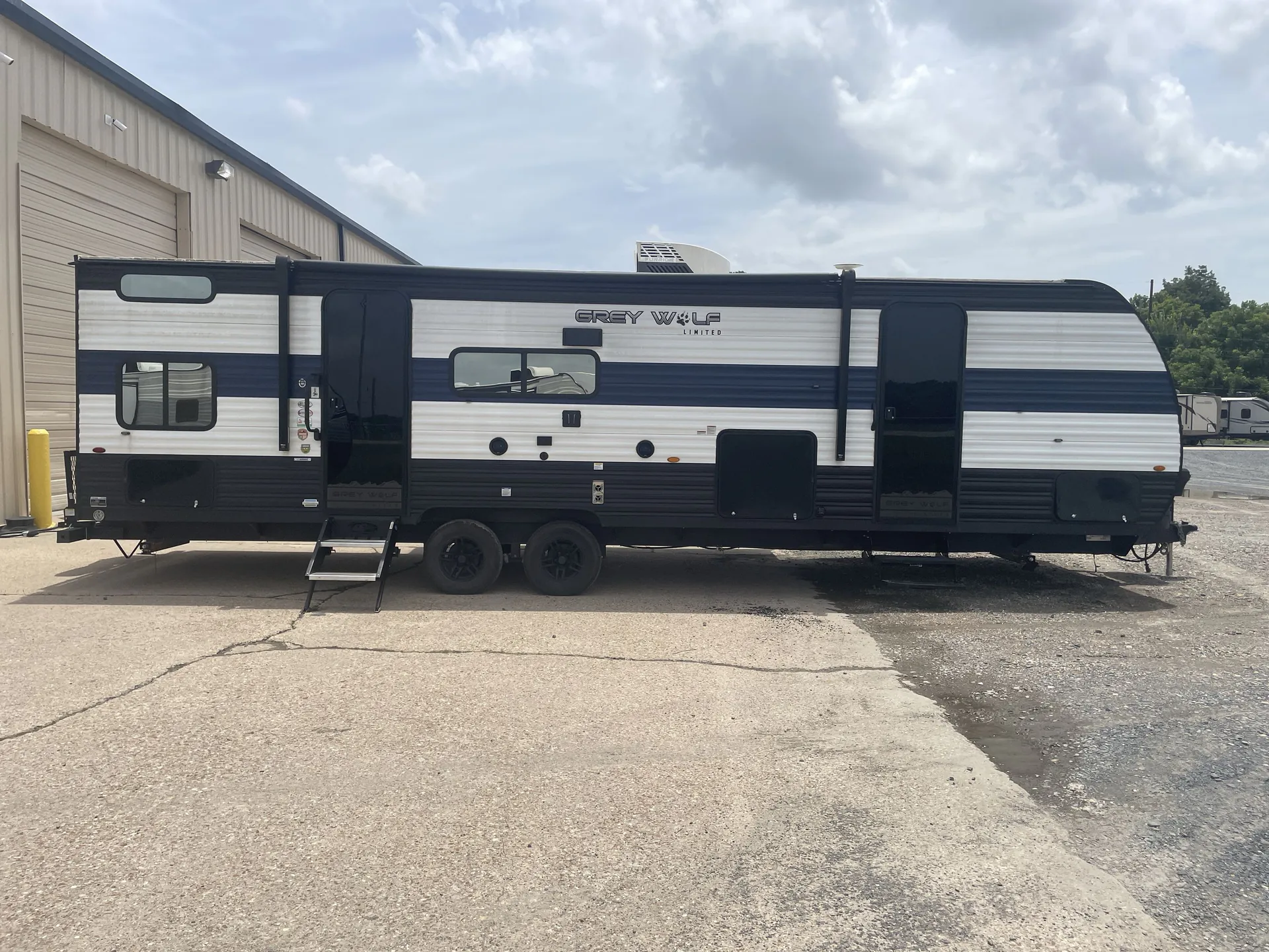 2024 Forest River Cherokee Grey Wolf 27DBH — campside
