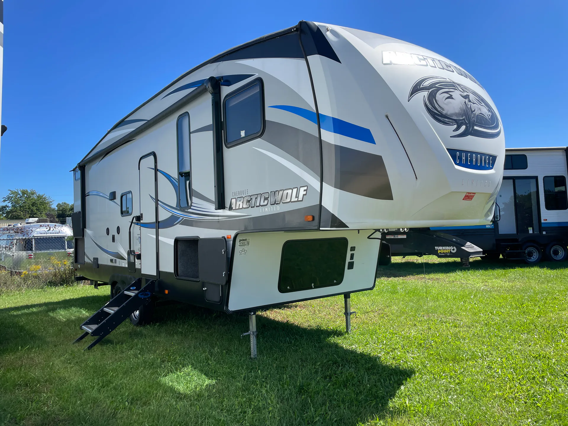 2018 Forest River Cherokee Arctic Wolf 265DBH8 - Photo 2