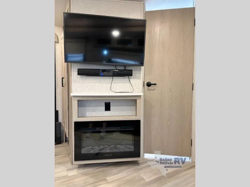 2023 Forest River Rockwood Ultra Lite 2608BS - Photo 4