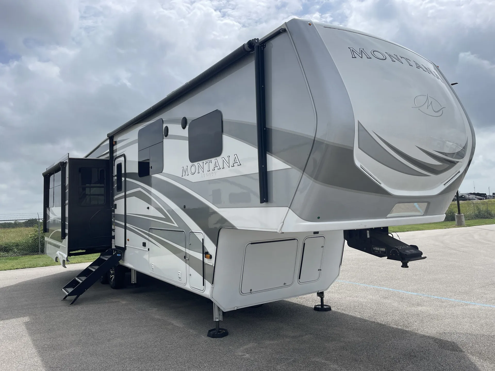 2022 Keystone Montana 3231CK - Photo 2