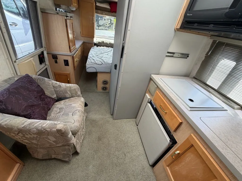 2005 Winnebago Rialta - Photo 4