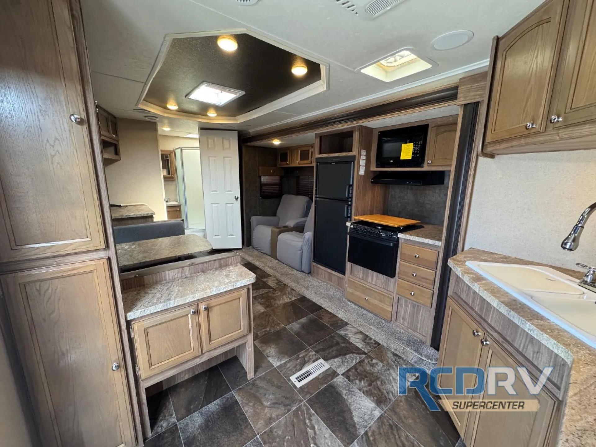 2016 Shasta Revere 27RB - Photo 3