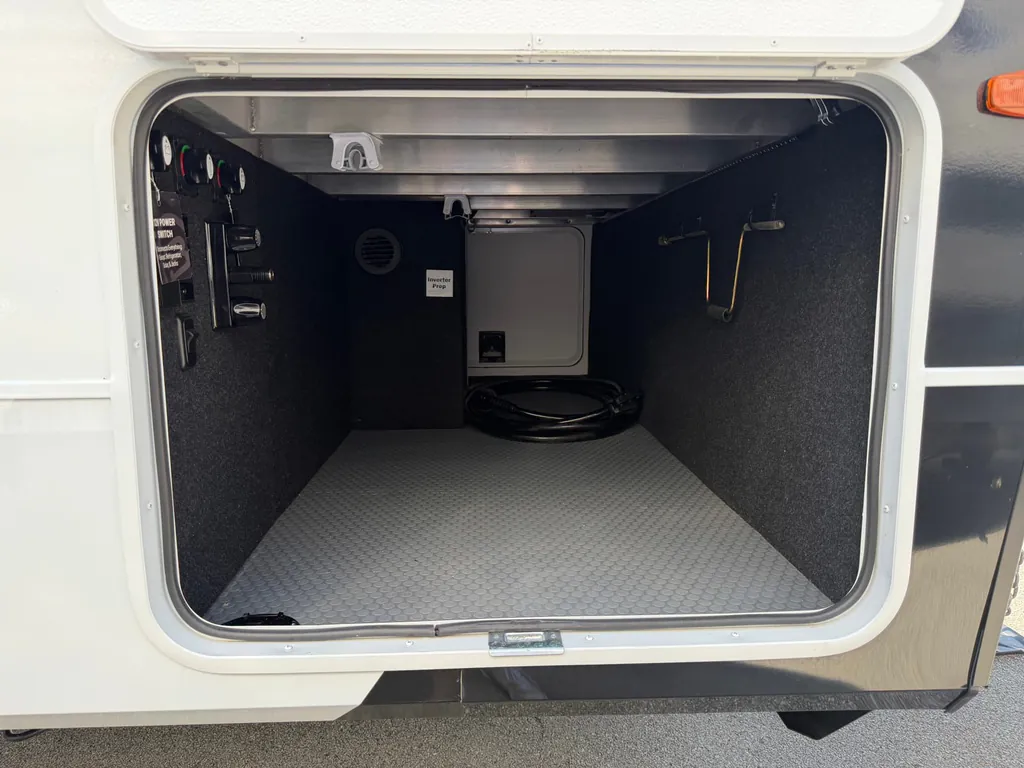 2025 Brinkley Model Z AIR 297, Photos photo 7