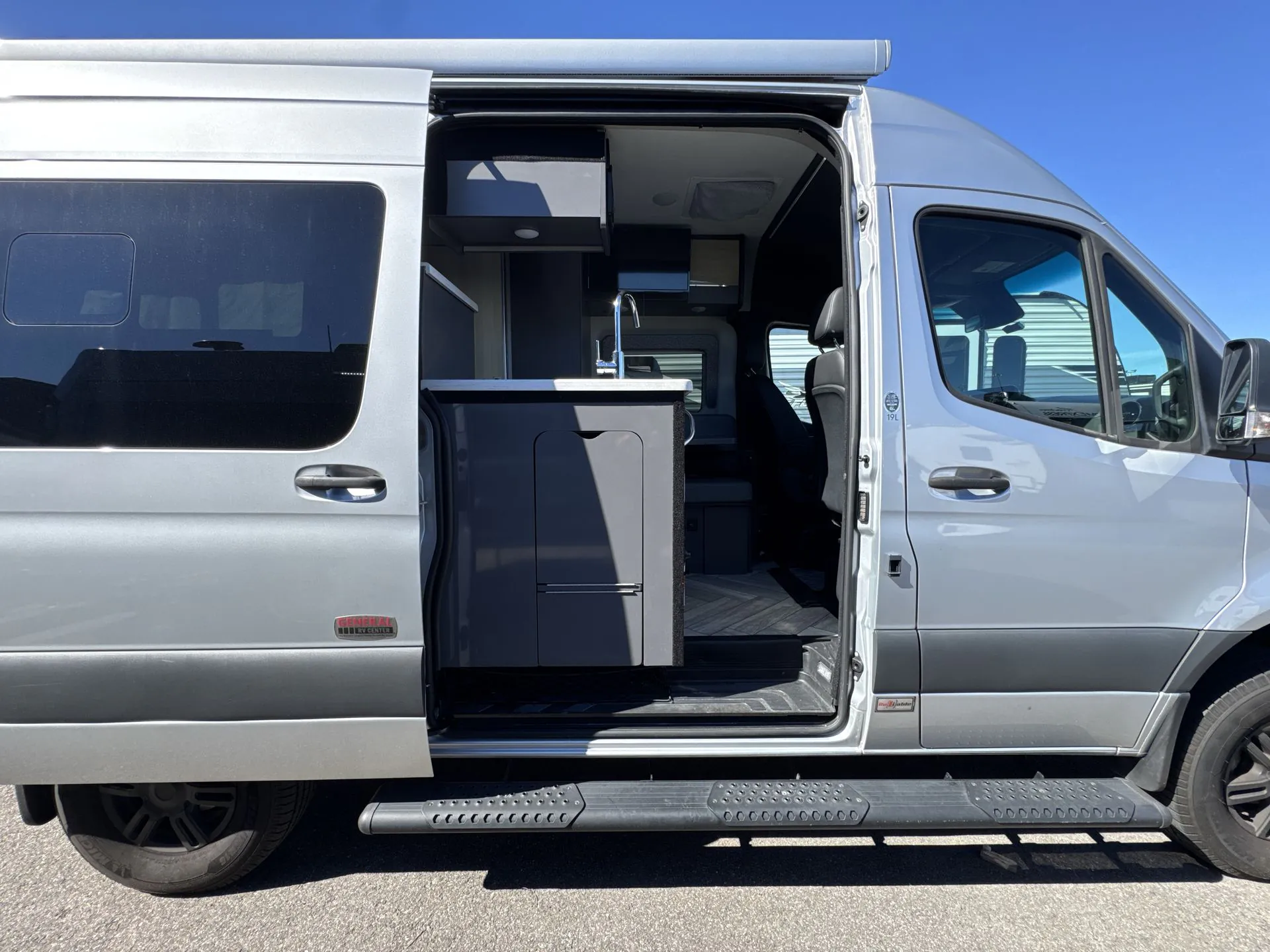 2024 Thor Motor Coach Sanctuary 19L - Photo 2