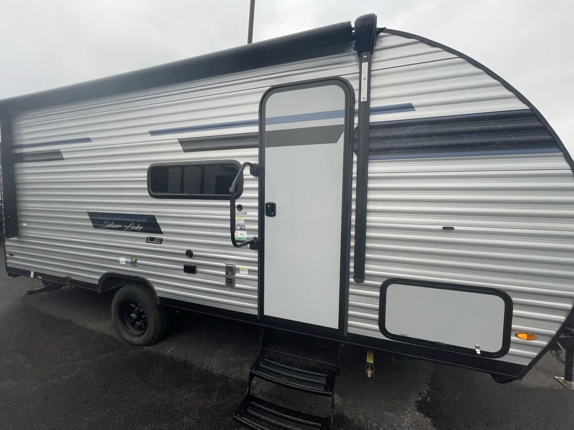 2025 East to West Silver Lake LE 1700BHLE — campside