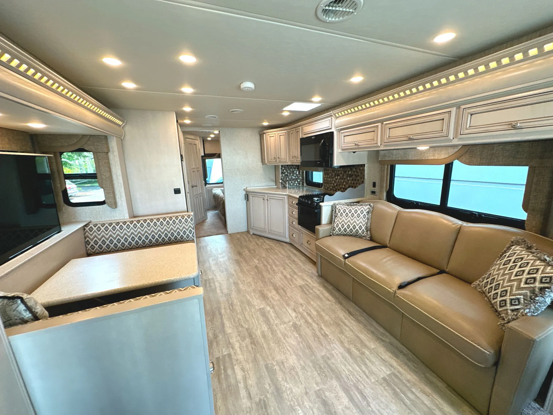 2020 Newmar Bay Star Sport 2905 — living area main