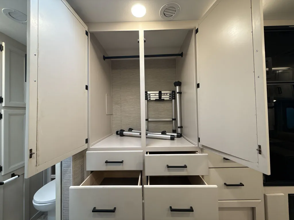 2023 Thor Motor Coach Vegas 24.3, Photos photo 11