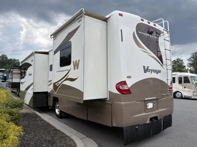 2007 Winnebago Voyage 38J - Photo 3
