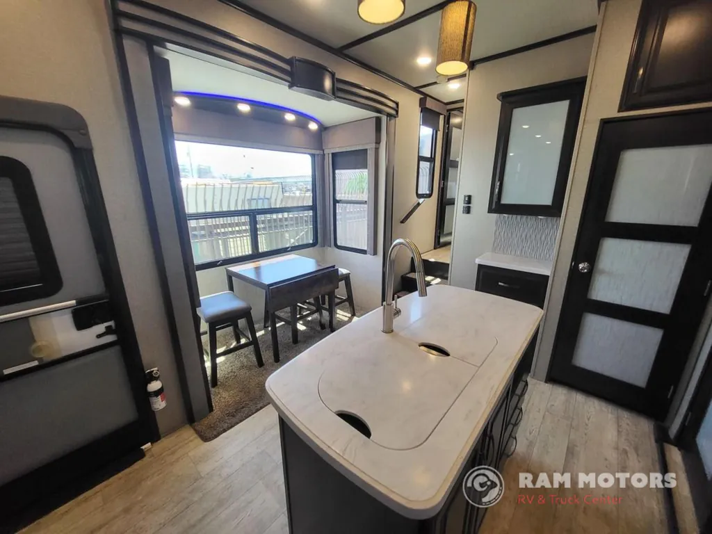 2018 Grand Design Momentum 376TH, Photos photo 15