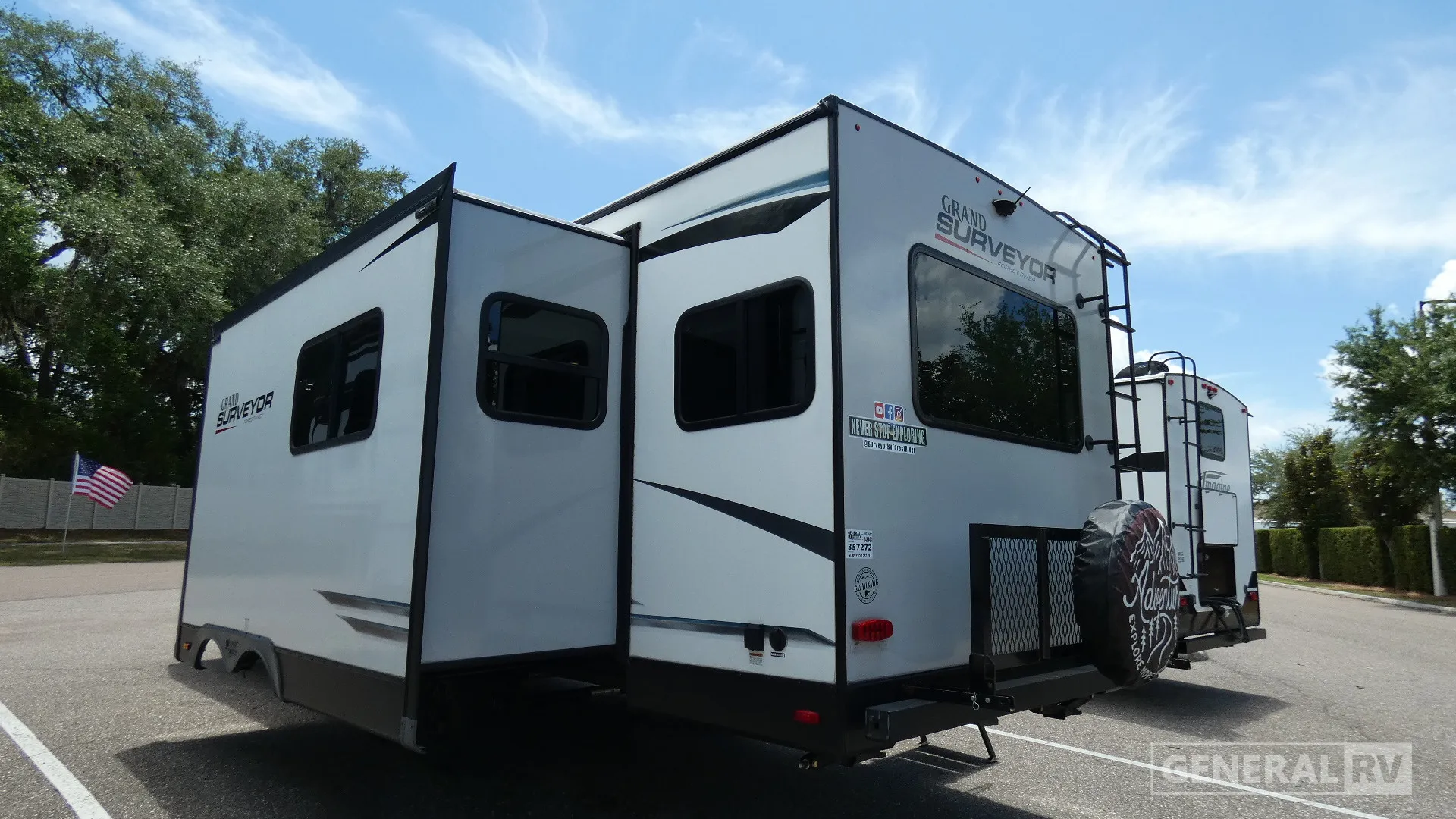 2023 Forest River Grand Surveyor 253RLS - Photo 4
