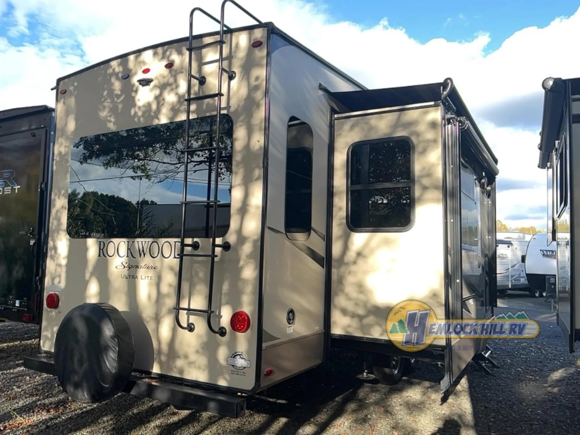 2018 Forest River Rockwood Signature Ultra Lite 8289WS — Photo 7
