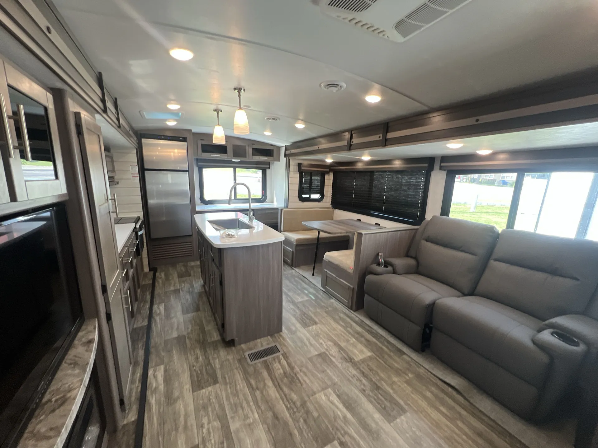 2022 CrossRoads Sunset Trail 285CK — living area main