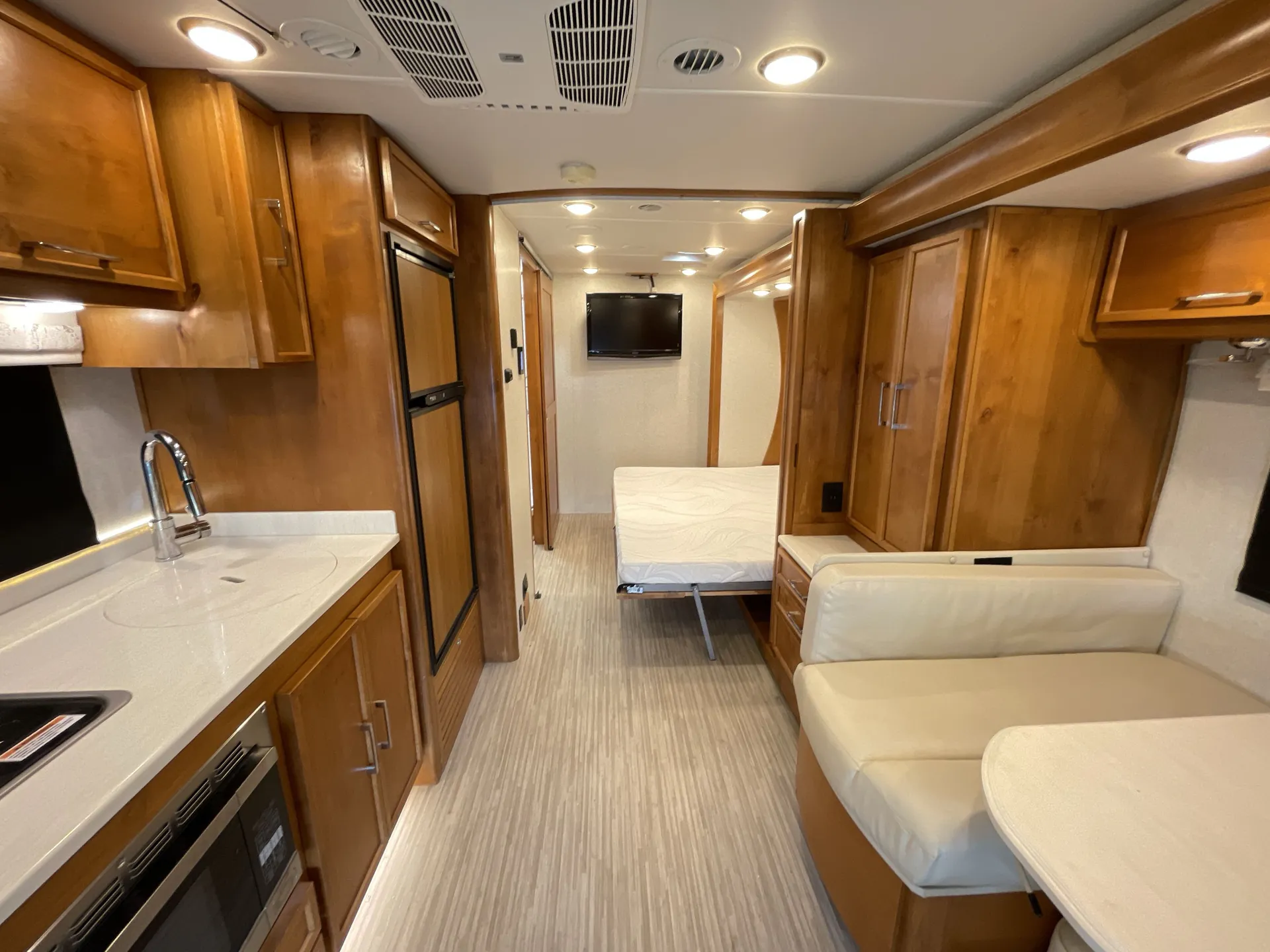 2018 Tiffin Wayfarer 24 FW — living area main