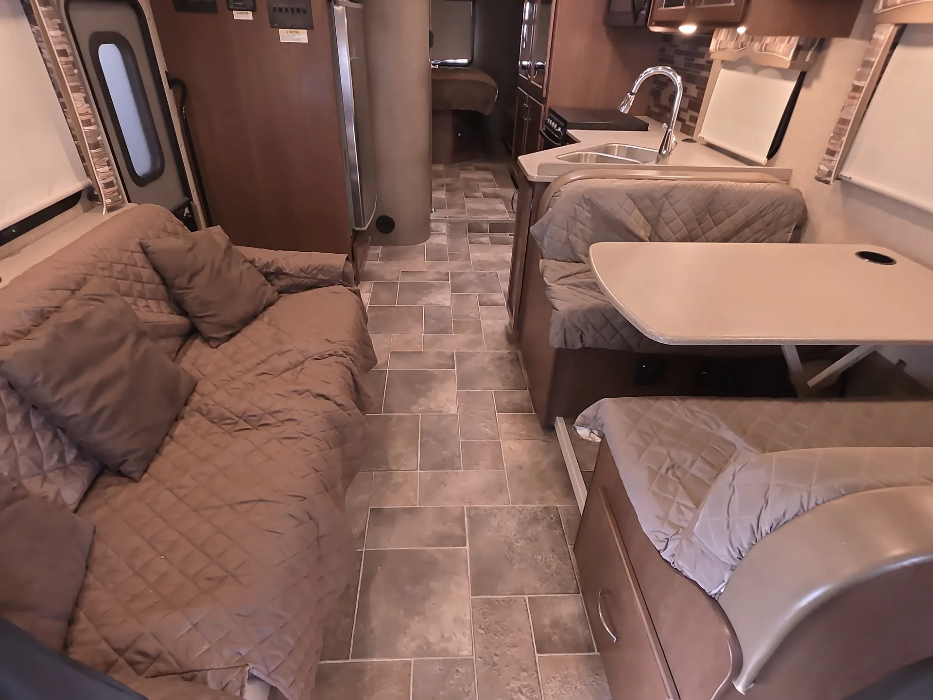 2016 Thor Motor Coach Chateau 31W — living area main