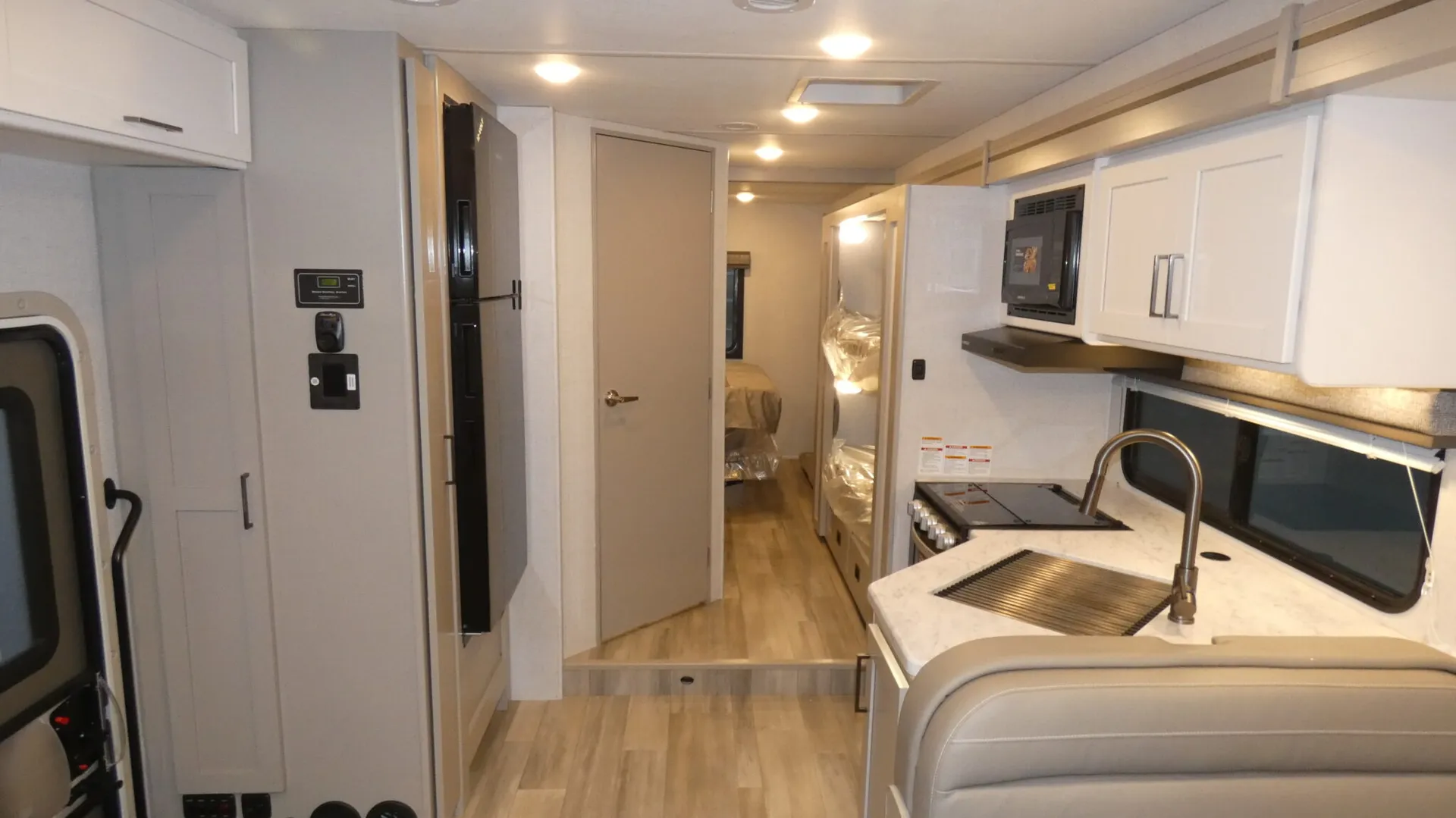 2026 Thor Motor Coach Pasadena SE SL31 - Photo 3
