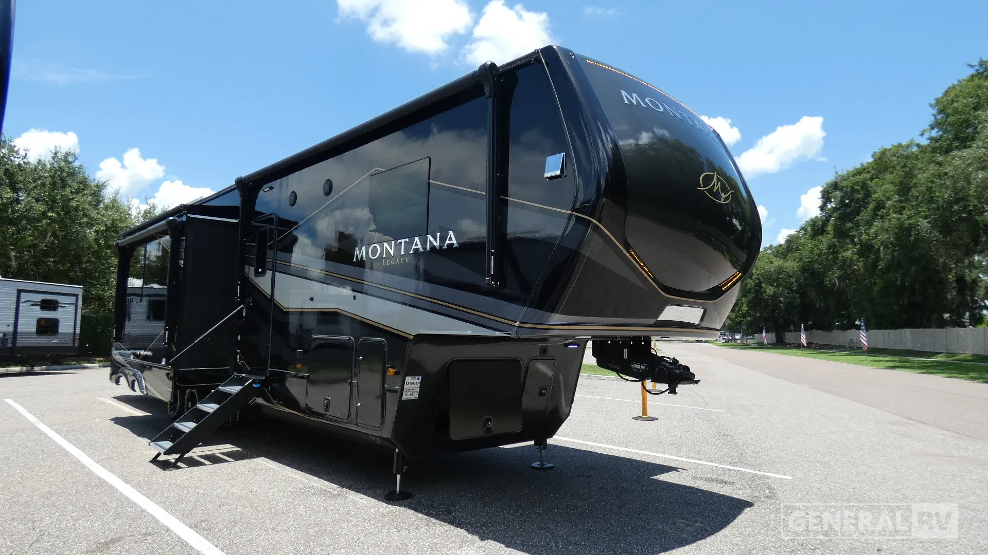 2025 Keystone Montana 3915TB - Photo 2