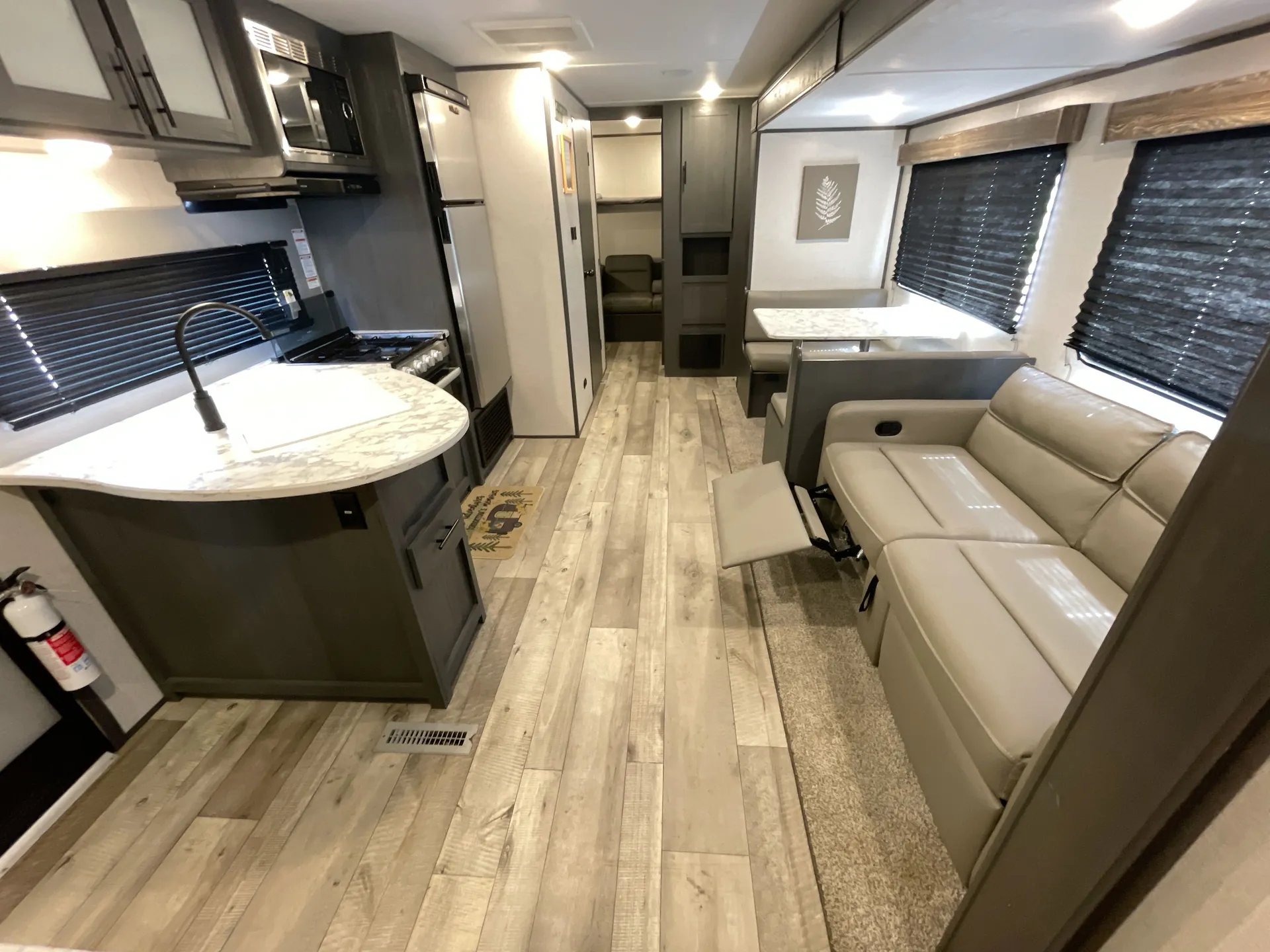 2022 Dutchmen Aspen Trail LE 29BH — cabinet