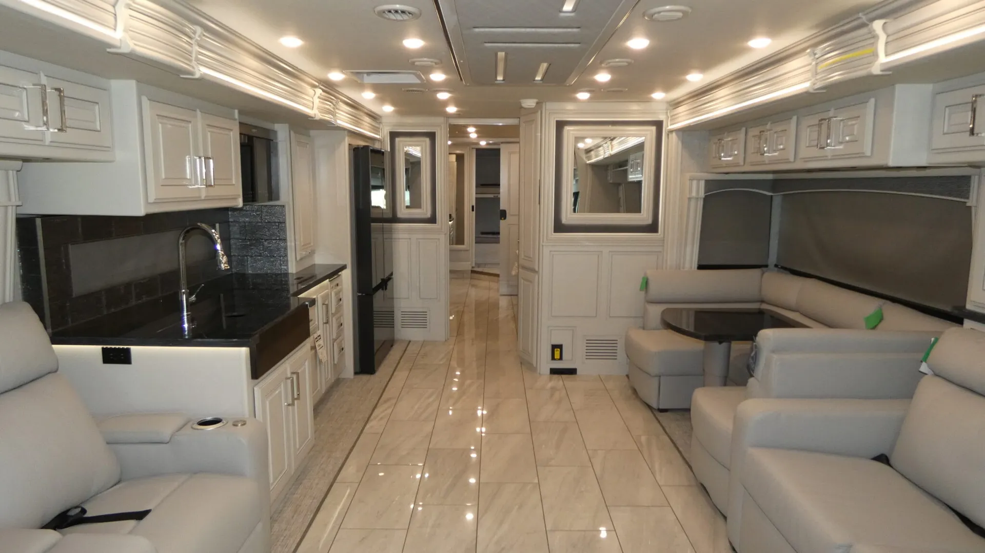 2026 Fleetwood Discovery LXE 44B - Photo 3