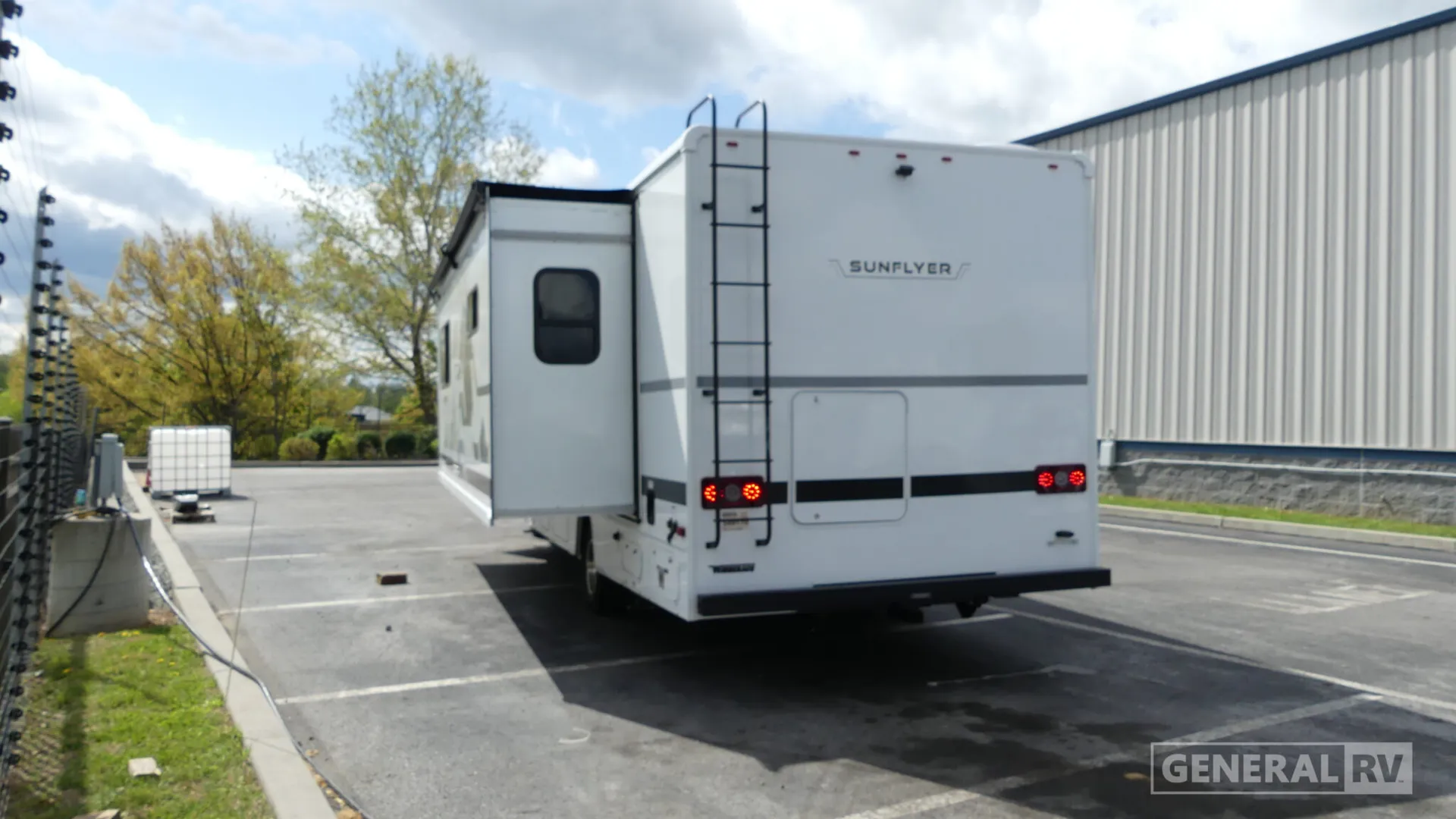 2027 Winnebago Sunflyer 28MB - Photo 4