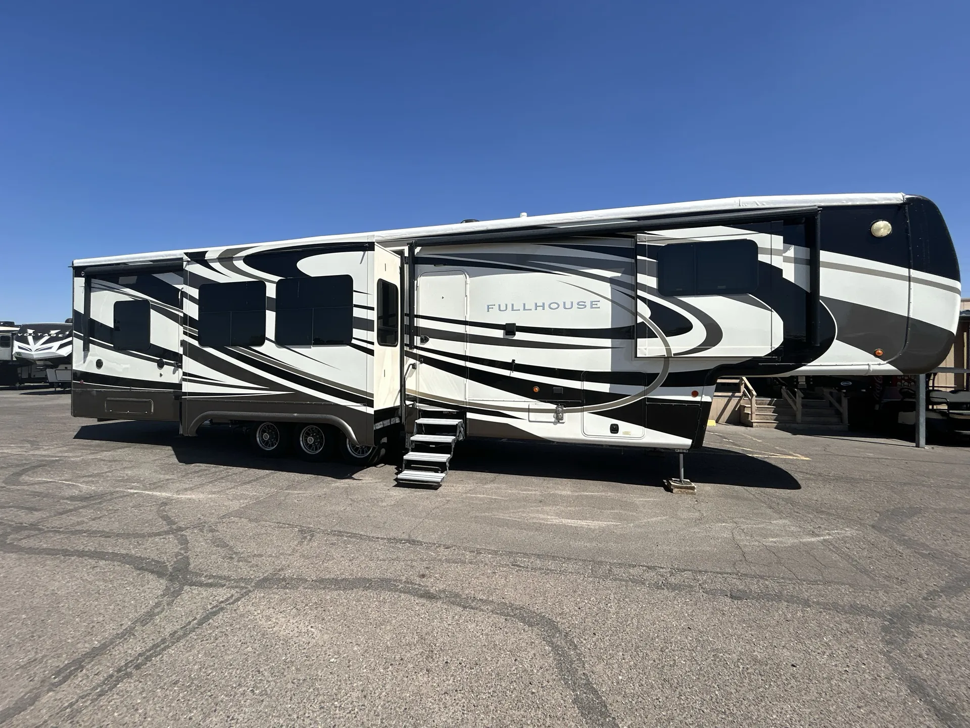 2017 DRV Full House LX455 — campside