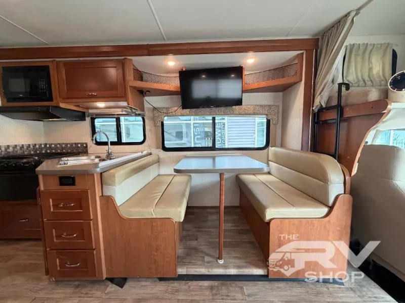 2017 Winnebago Minnie Winnie 31G - Photo 2