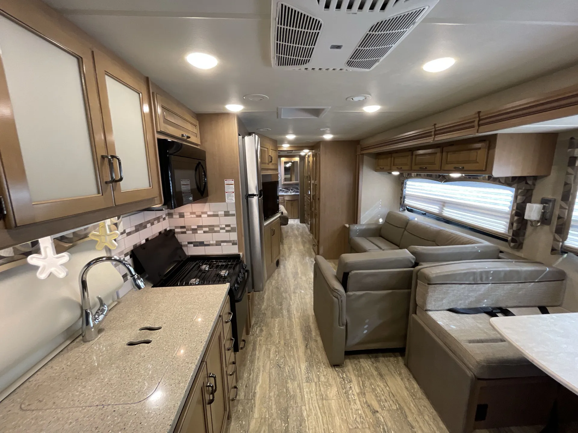 2018 Thor Motor Coach Hurricane 35M — living area main