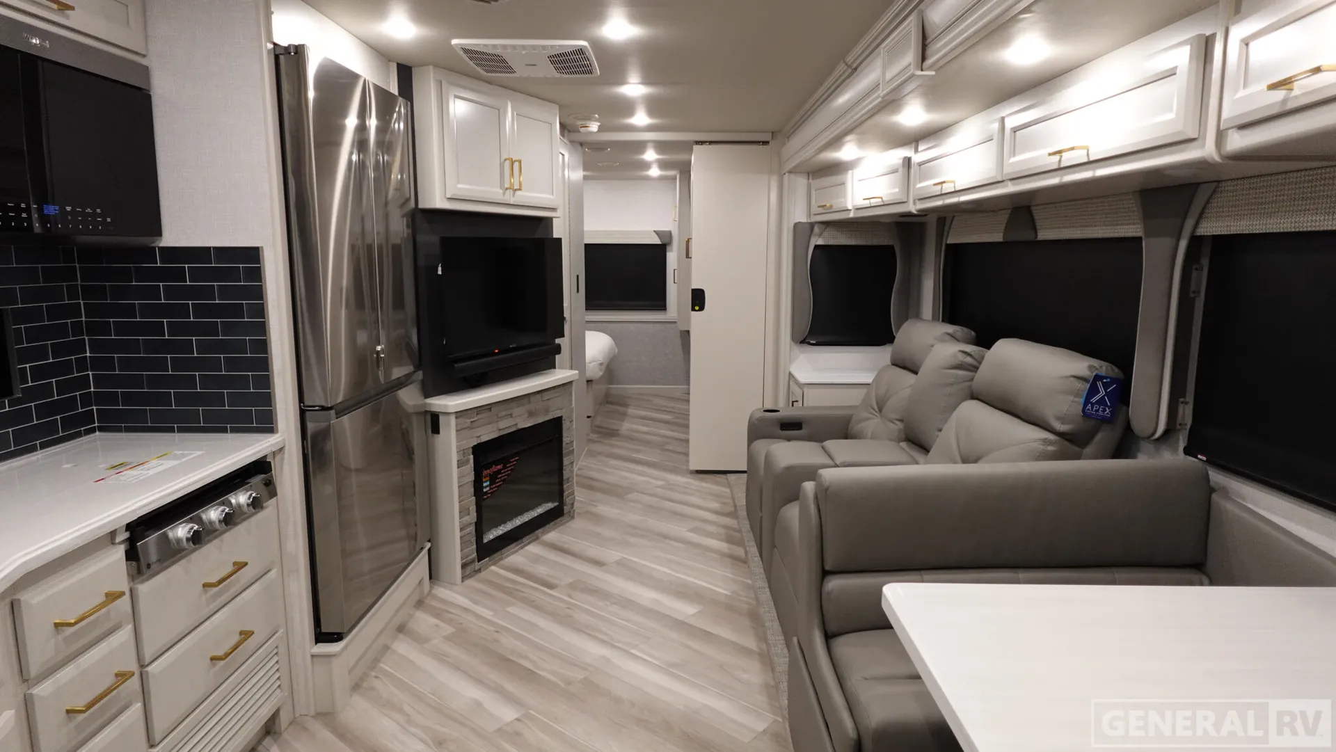 2026 Fleetwood Bounder 33C - Photo 3