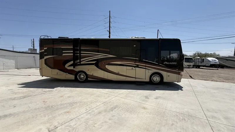 2014 Thor Motor Coach Palazzo 33.2 - Photo 3