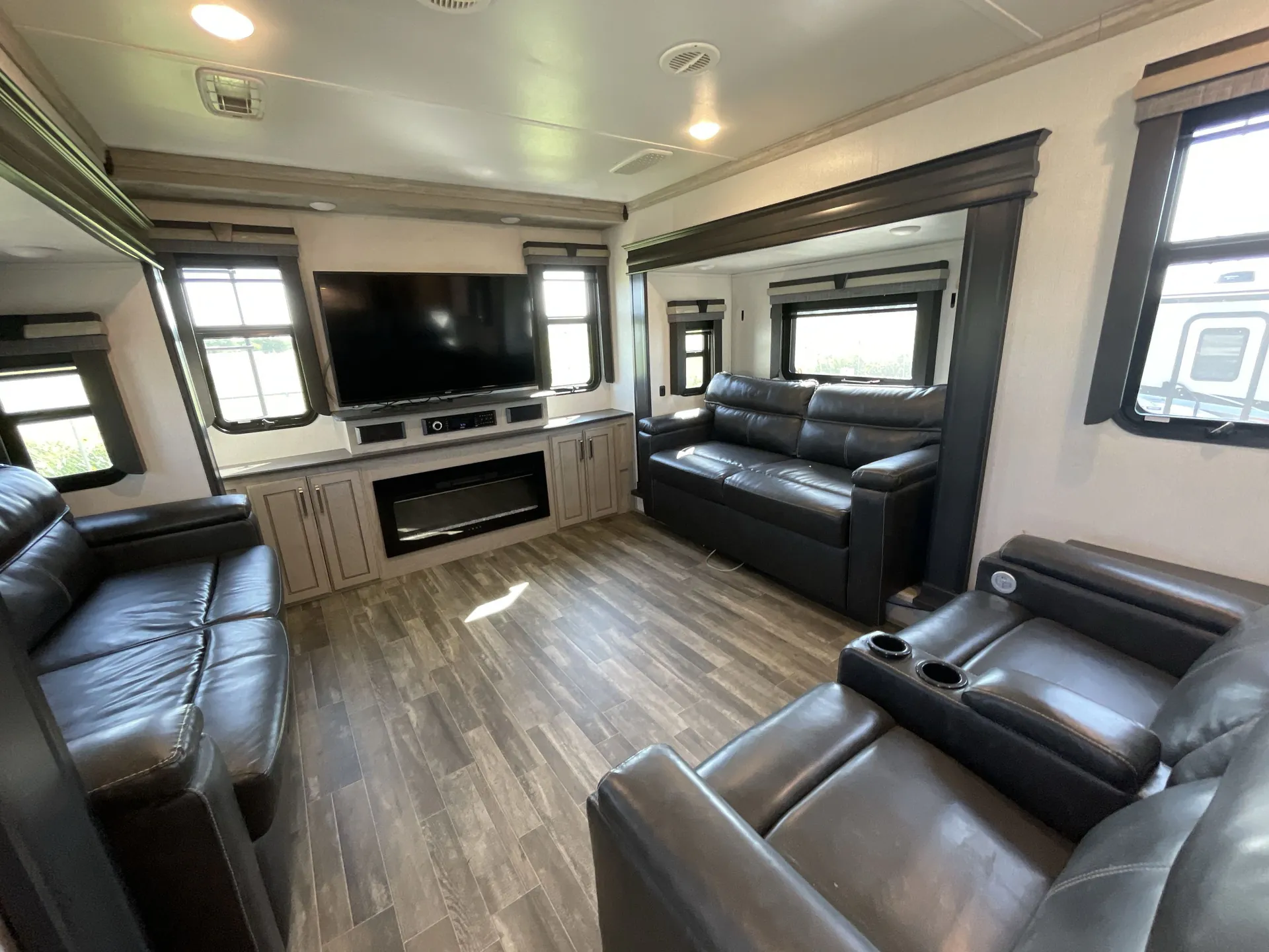 2022 Keystone Alpine 3850RD — living area main