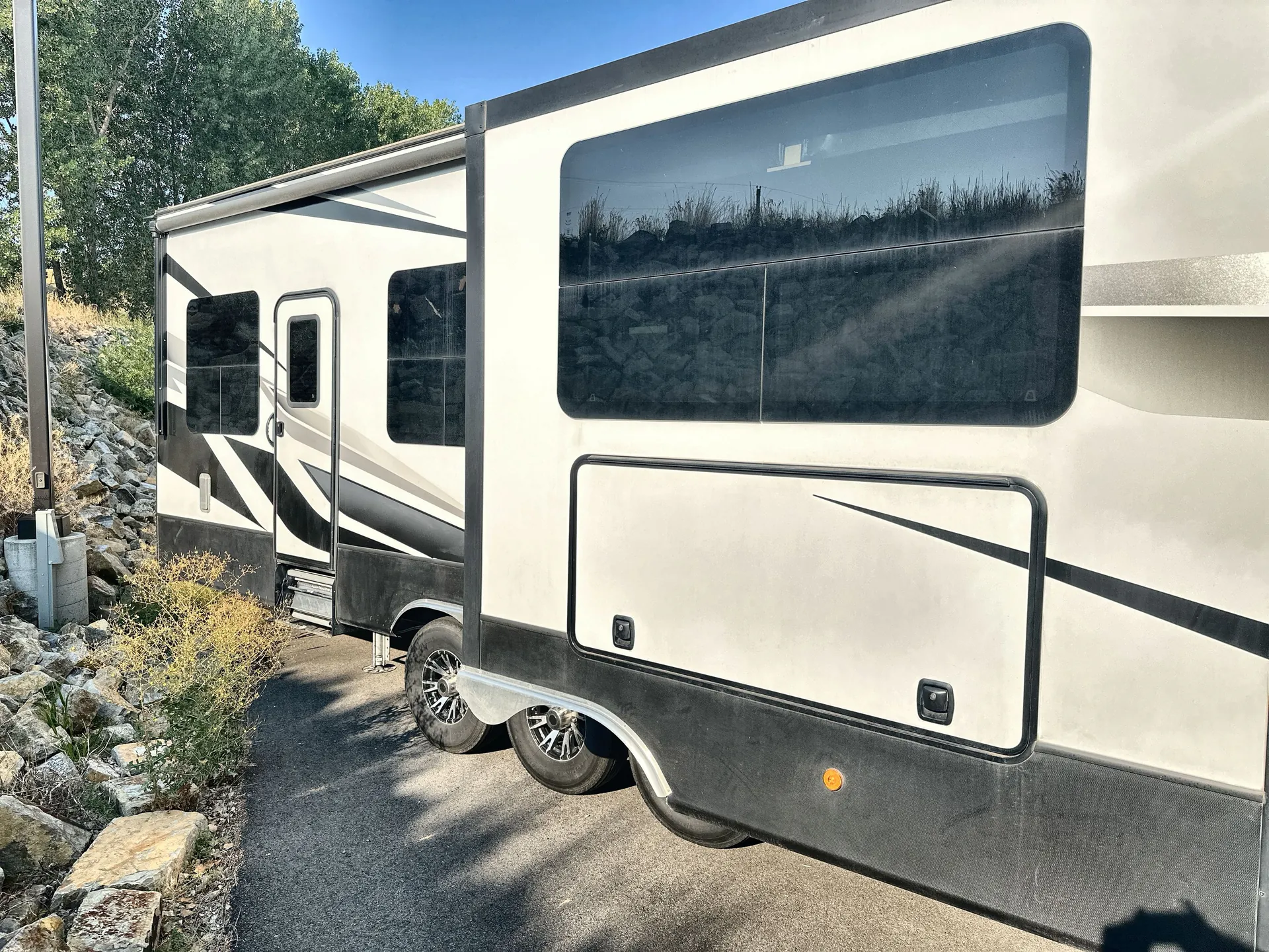 2020 Dutchmen Voltage 3915 dealer photo 2 from Camping World