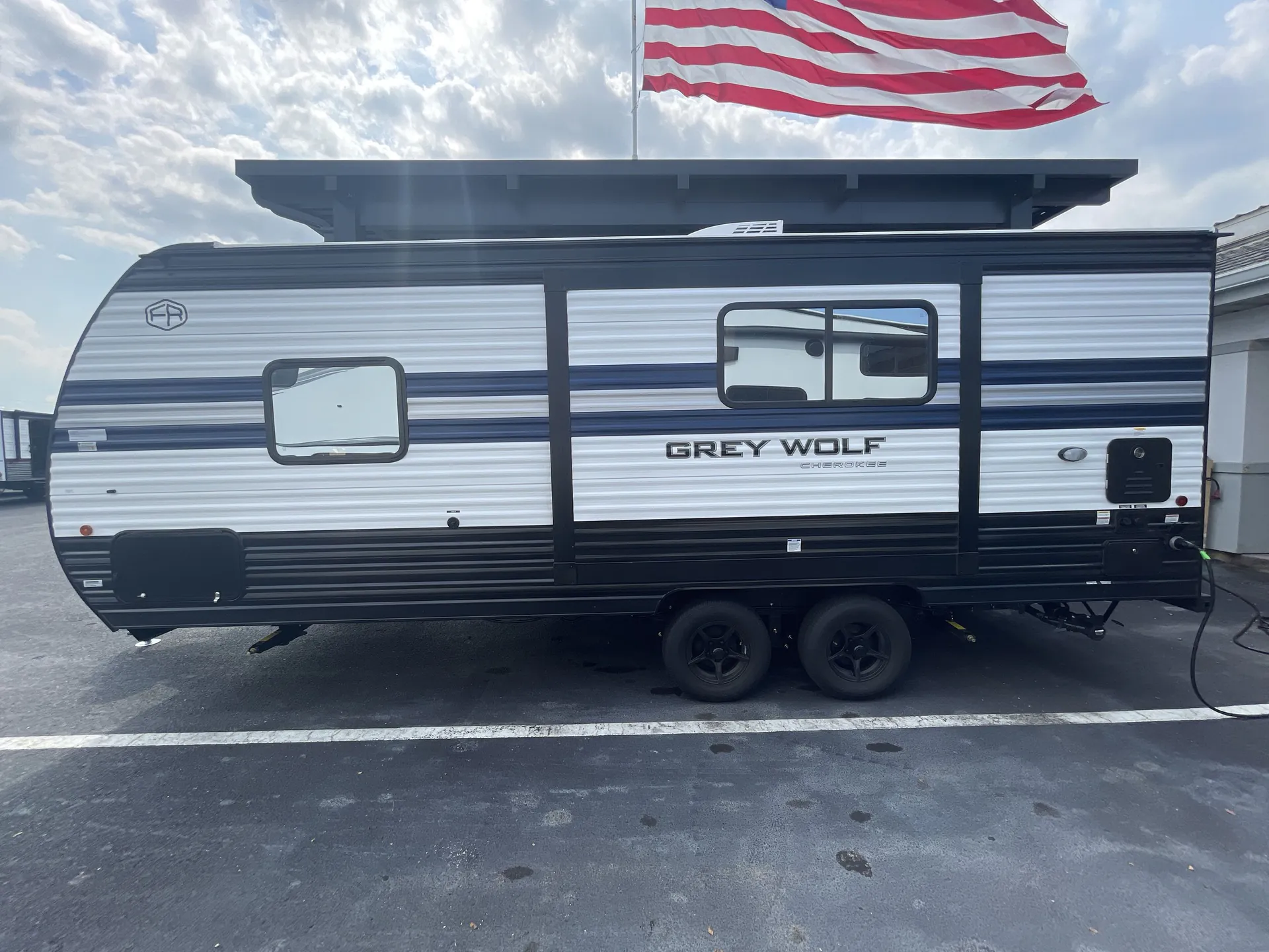 2027 Forest River Cherokee Grey Wolf 21AB — off campside