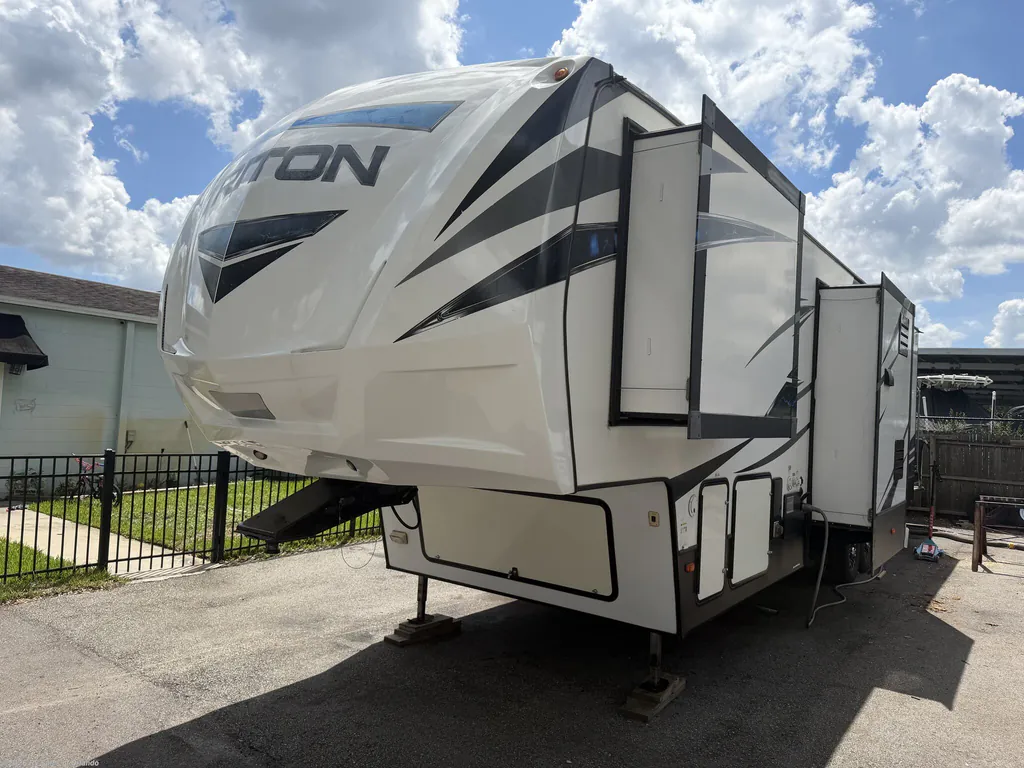 2018 Dutchmen Voltage Triton 3551, Photos photo 40