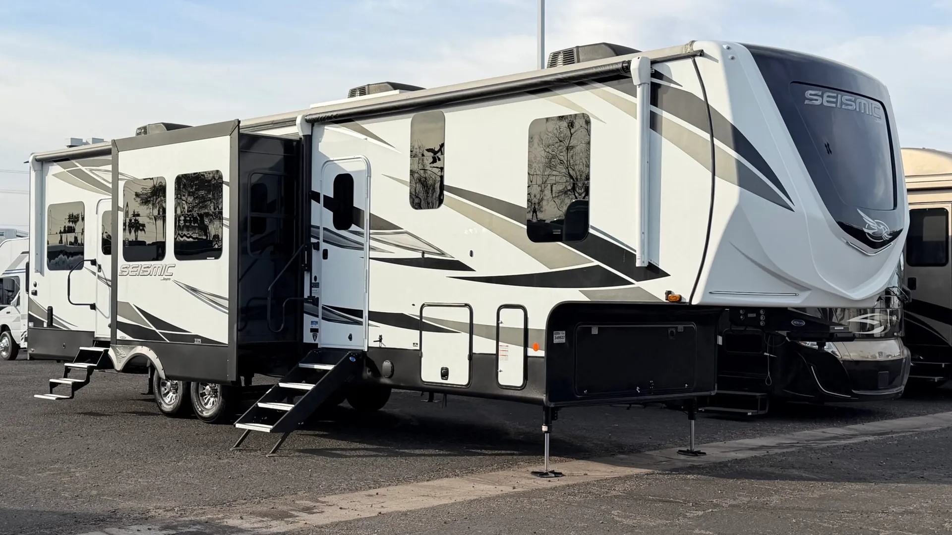 2021 Jayco Seismic 3512 - Photo 2