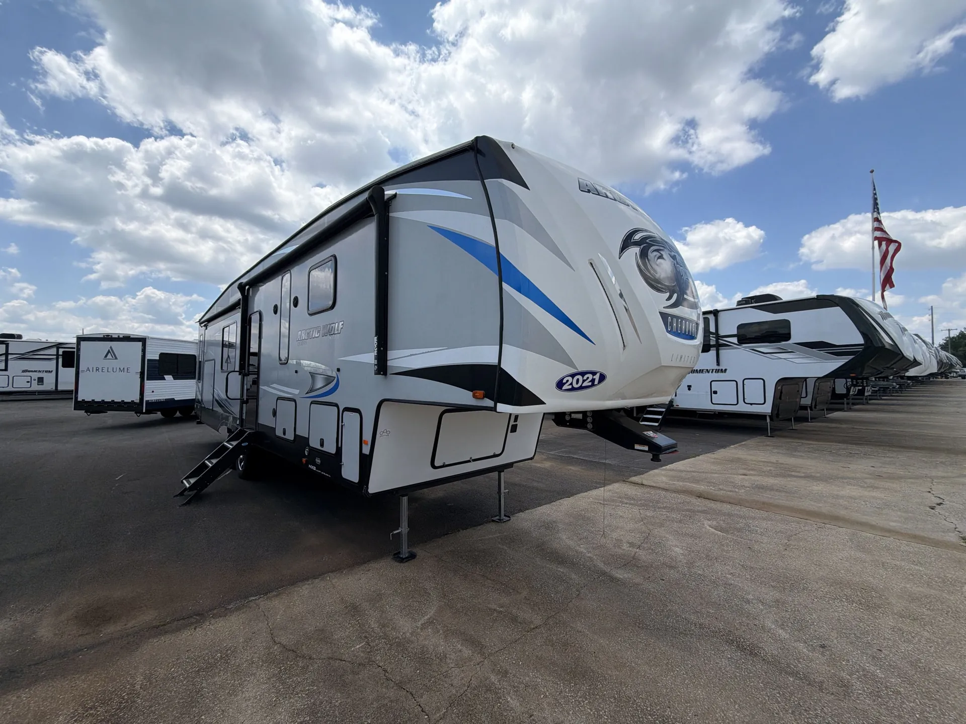 2021 Forest River Cherokee Arctic Wolf 3550 SUITE - Photo 2