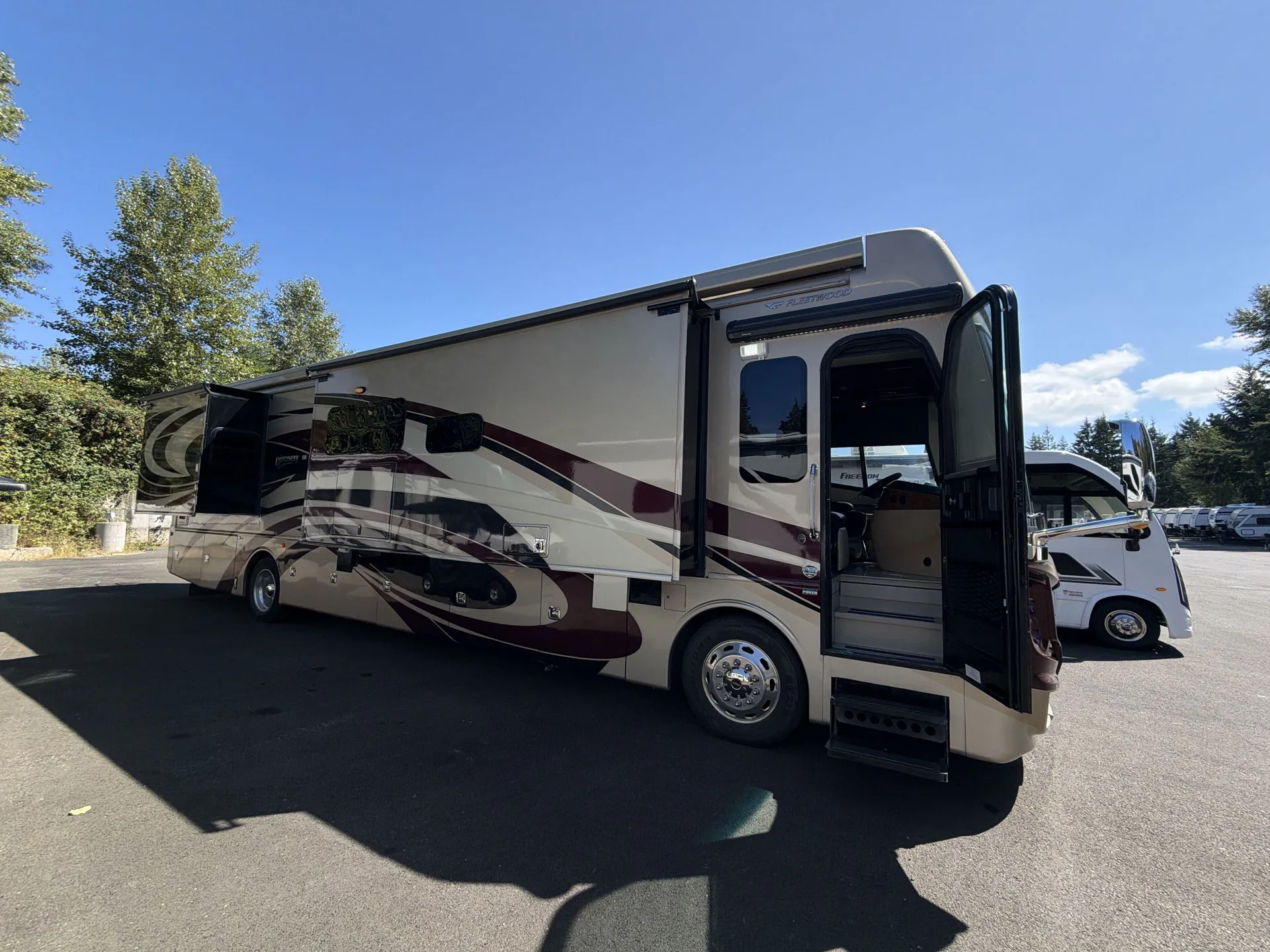 2017 Fleetwood Discovery LXE 40X - Photo 2
