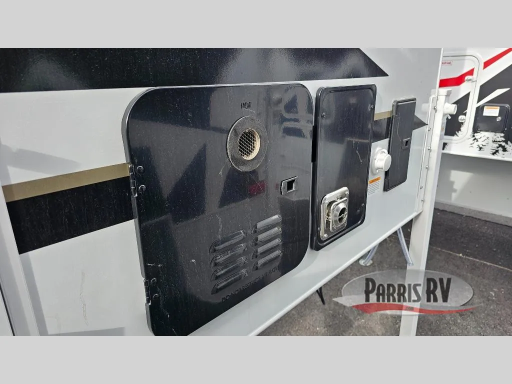 2025 Lance Squire Truck Campers SQ605 - Photo 4