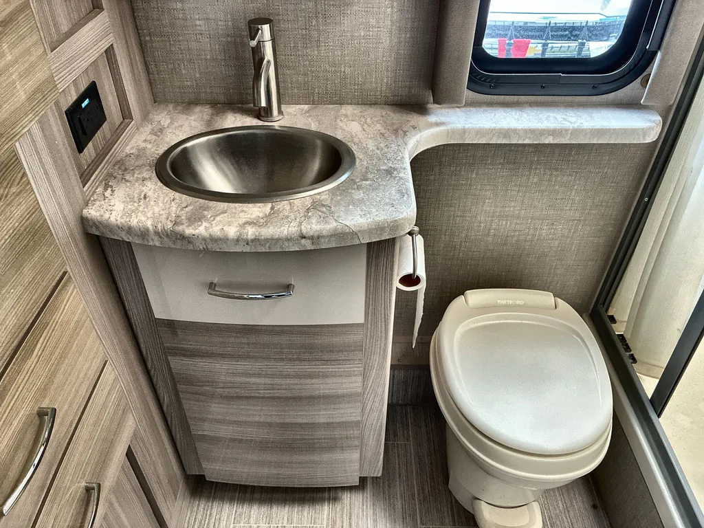 2020 Thor Motor Coach Tiburon 24FB, Photos photo 25