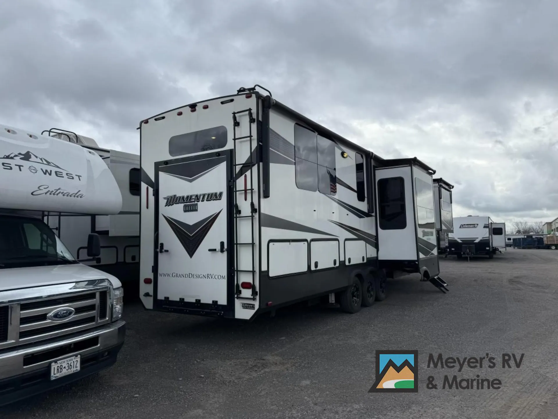 2019 Grand Design Momentum 376TH - Photo 4